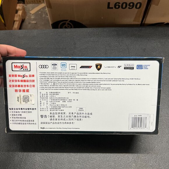 Maisto 2014 Jeep Wrangler Willys | 1:18 Yellow - Picture 3 of 3